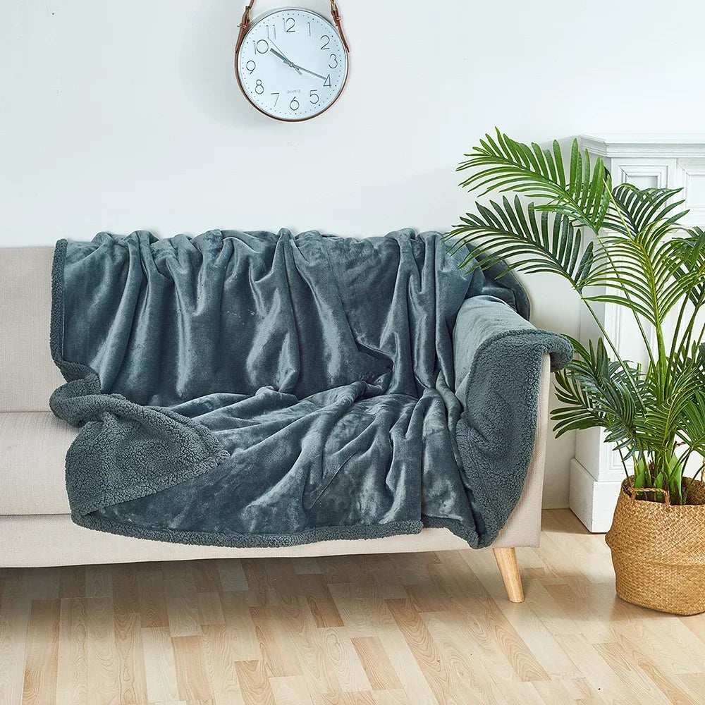 THE SMART FLUFF™ WATERPROOF BLANKET